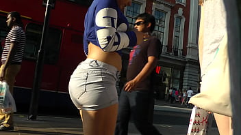 chica con enorme culo paseando con diminuto short