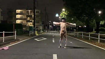 女装子まゆちゃんが深夜の住宅街の車道の真ん中で全裸になって大股開きしているところに車が来てあわてて逃げる