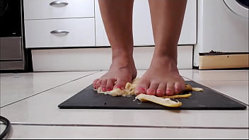 Banana&#039s foot smashing